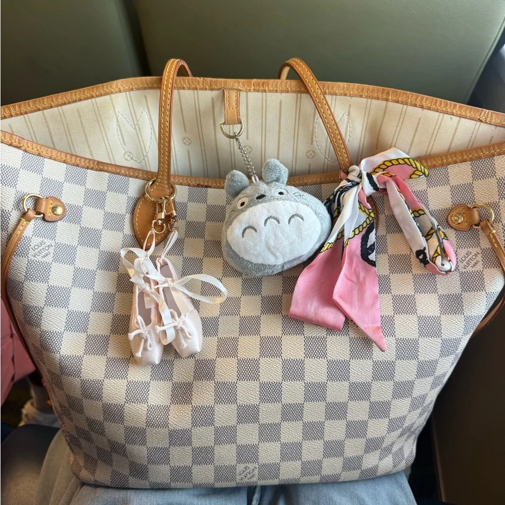 Louis Vuitton Beige Checkered Shoulder Bag with Scarf - Picture 2 of 16